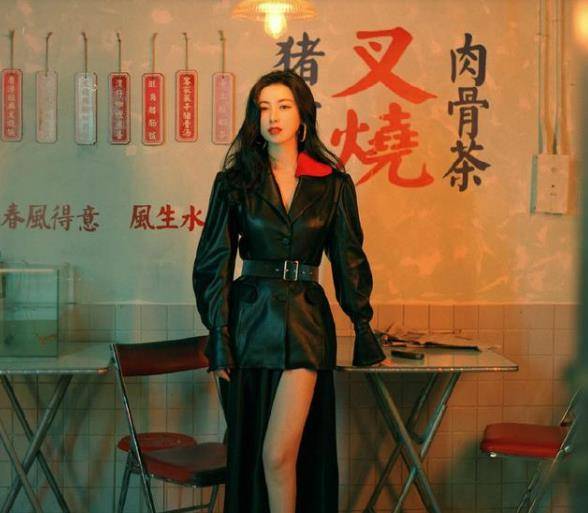 黑色|朱珠挺着孕肚穿镶钻小黑裙亮相，身材纤瘦优雅迷人，真让人惊艳
