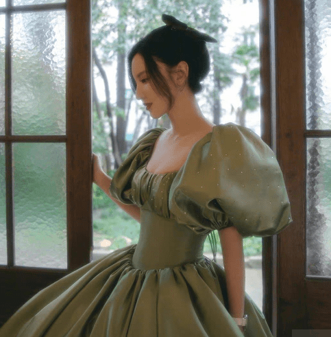 氛围|张萌拿出“老板娘”的气场，同框男模张亮也不输，穿公主裙真抢镜