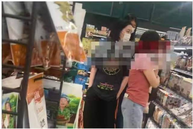 进行|15岁李嫣比王菲还潇洒!穿休闲装跟奶奶逛超市,五官像翻版李亚鹏