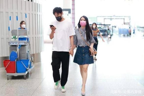 个性|伊能静与秦昊牵手亮相机场，穿牛仔半裙超减龄，53岁也有少女感