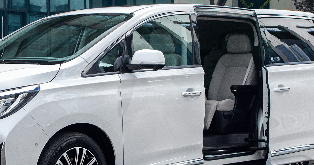 侧面给人一种肌肉车的感觉,还算不错,电动门这个设计也是很不错的,要