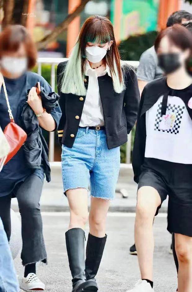设计|娜扎《快本》照路透，漂绿发色醒眼又夸张，一身潮装真有女团味