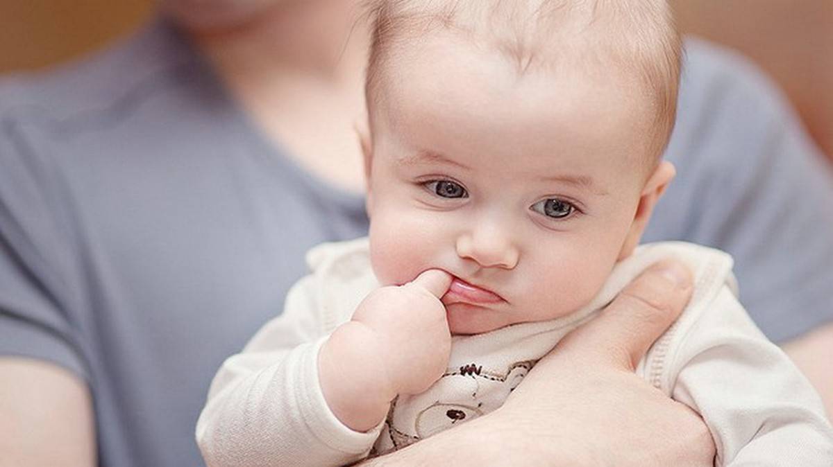 婴儿拿东西往嘴里啃 孩子拿什么都吃怎么办