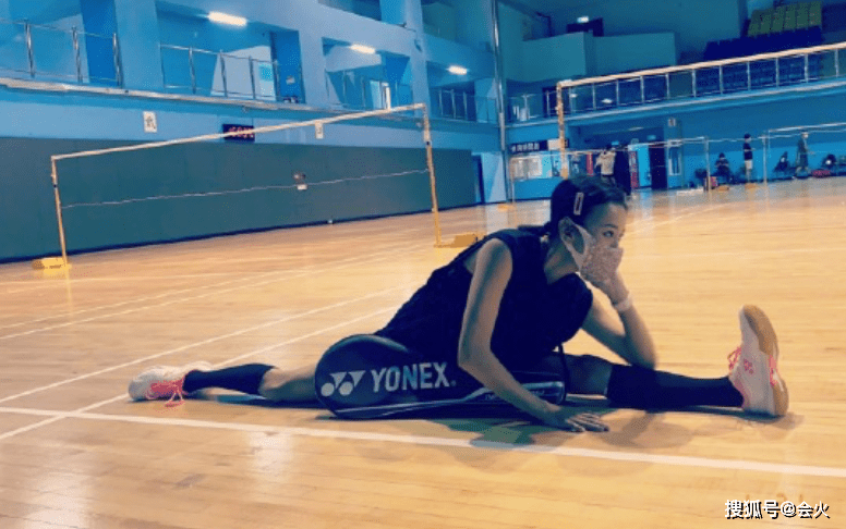 黑色|陈意涵晒孕期运动照!趴在地上不见孕肚,一字马劈开毫不费力