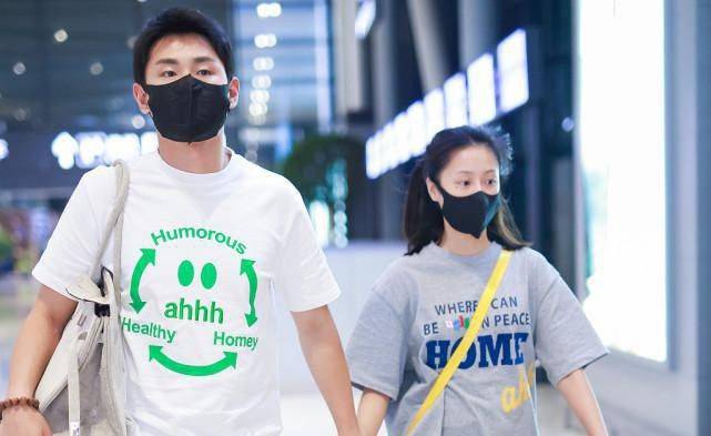 感觉|王彦霖妻子仍然清纯似校花，宽大T恤配牛仔裤，纤细感还挺明显的