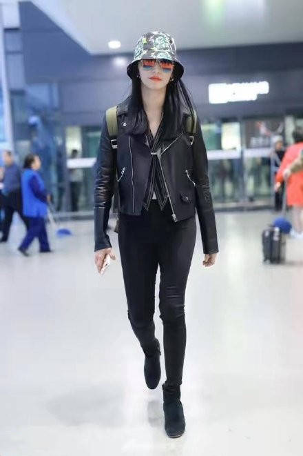上海|姚晨改走轻熟路线，淡妆粉唇搭配彩色格子风衣，轻熟时尚还大气