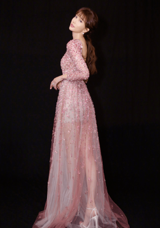 黑色|日本媳妇林志玲真会穿,穿黑色连衣裙高挑时髦,端庄优雅真有气质