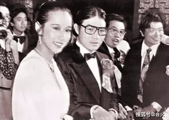 香港|郭晶晶婆婆大胆穿薄纱裙！身段完美皮肤白嫩，62岁脸仍风韵犹存