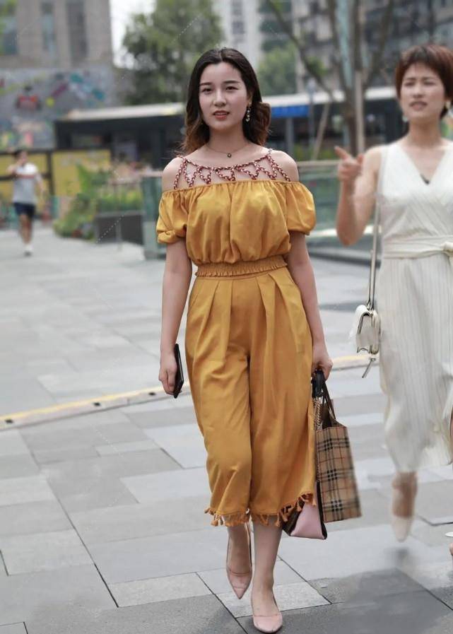 身形|不“装嫩”会显老？中年女士穿搭要遵循风格，别被视觉差忽悠了！