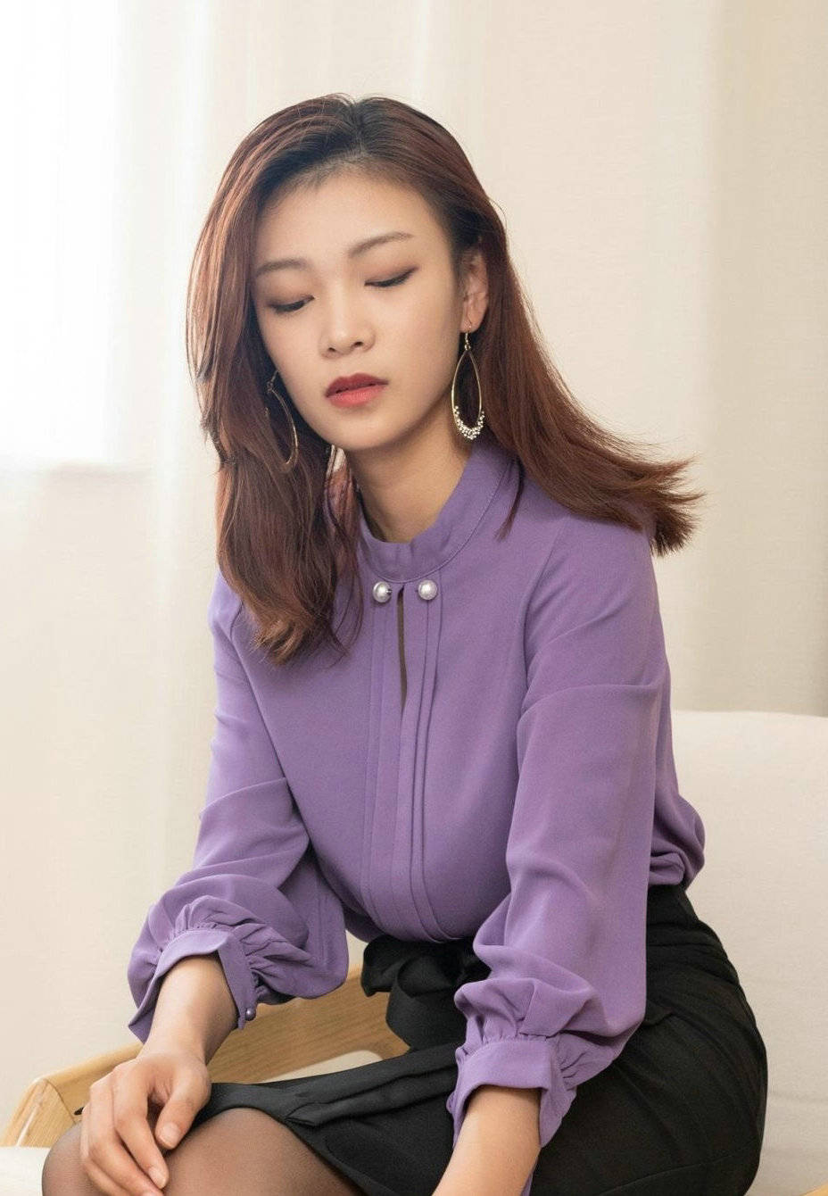 黑色|黑色的及膝修身的半身裙显得知性又优雅