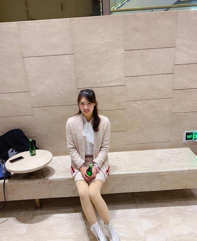 四枚|“四枚奖牌”得主张雨霏，穿小香风套裙秀美腿，比冠军光环还耀眼