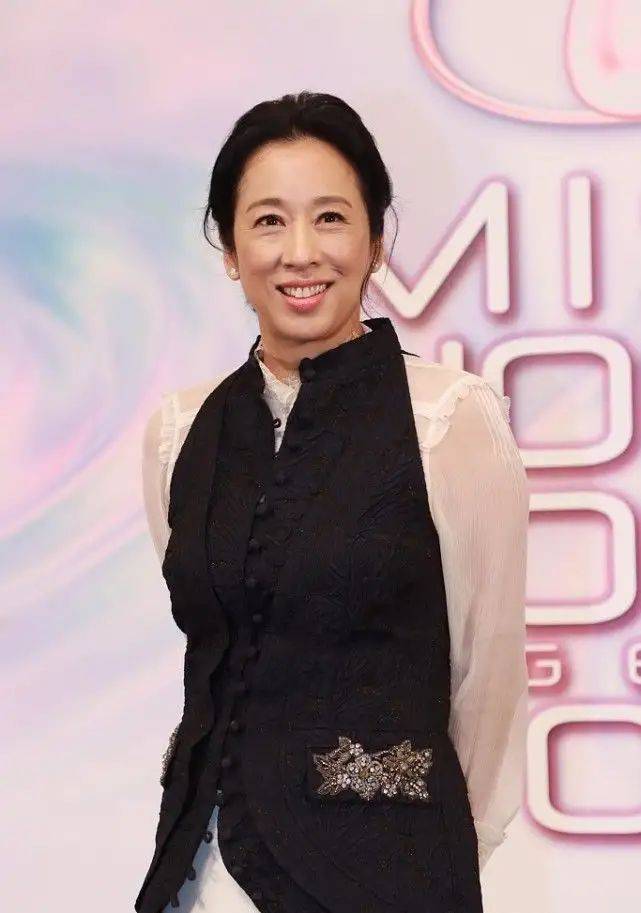 整体|郭晶晶婆婆真爱打扮，总穿的时髦靓丽，反而显得儿媳好老啊!