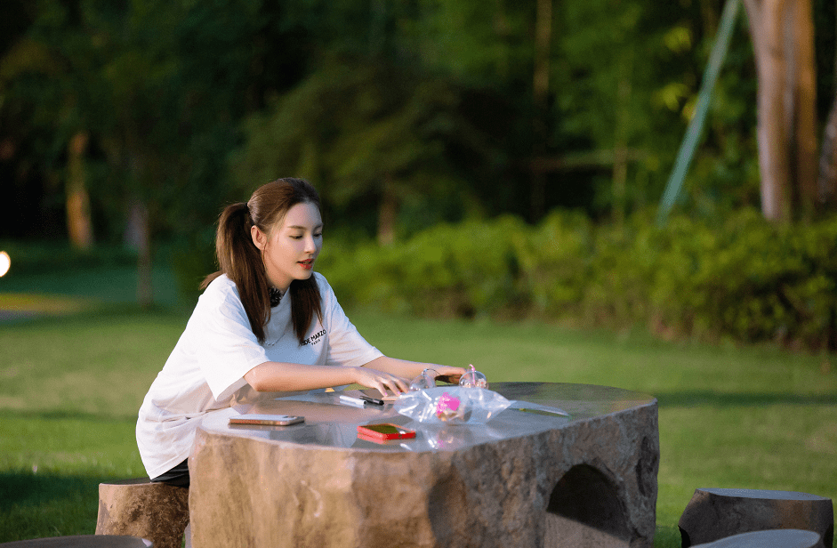 张雨绮|张雨绮真是被“年下恋爱”宠坏了，穿少女的衣服约会，不像当妈的