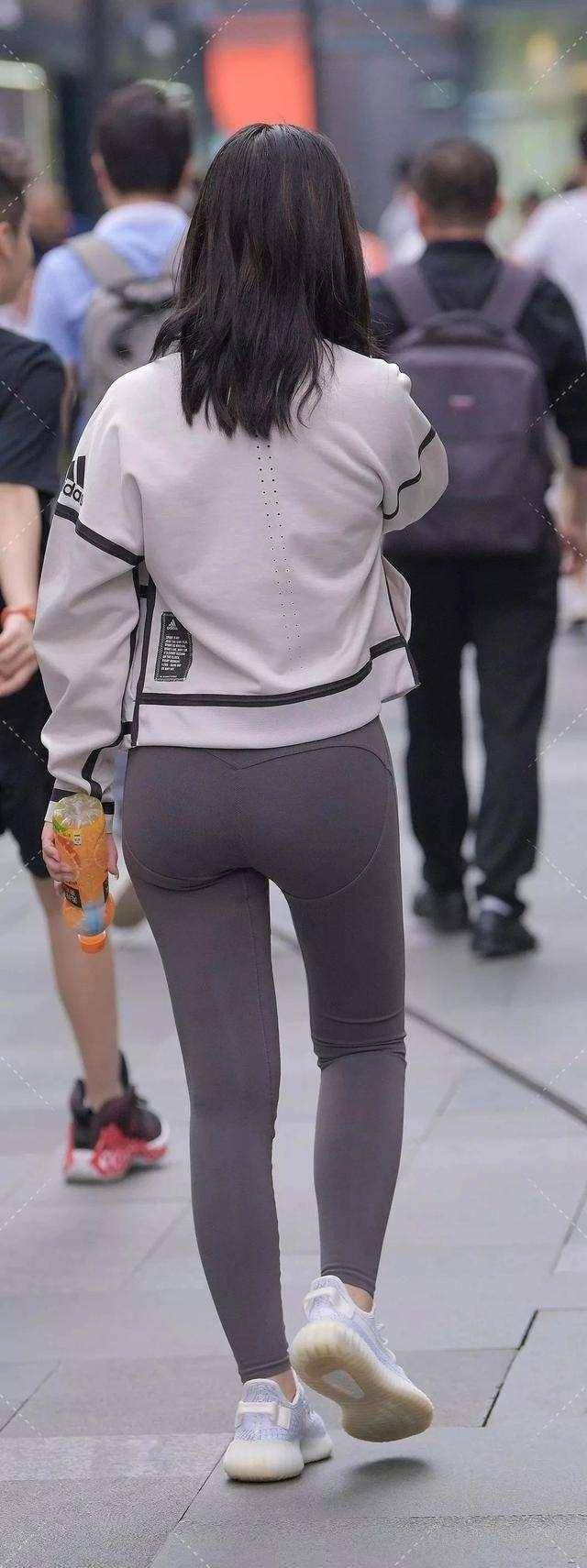 黑色|别致潮流的打底裤穿出韩范的味道，如花美眷神采迷人，安静淡雅