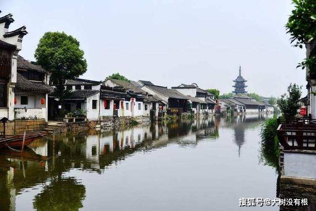 江苏有一座千年古镇，与太湖同名，许多人去这里喝四碗茶
