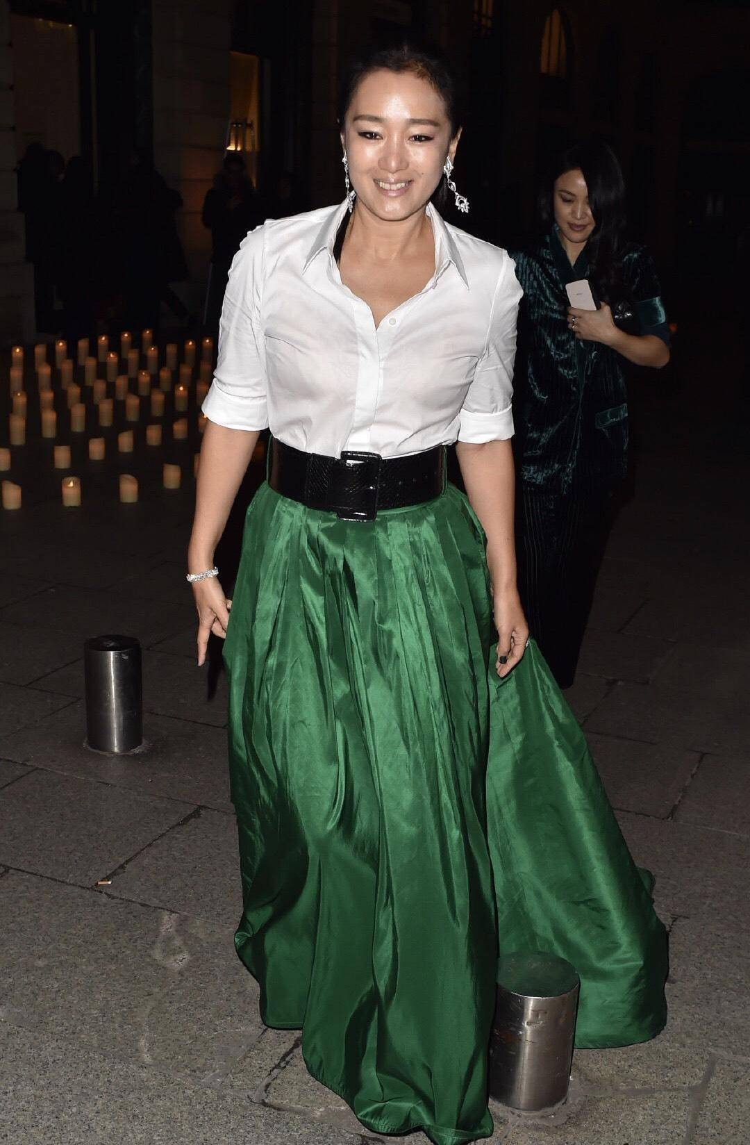 巩俐真|巩俐真有勇气，富态身材还敢穿白色镂空装，挤出“大妈肚”也高级