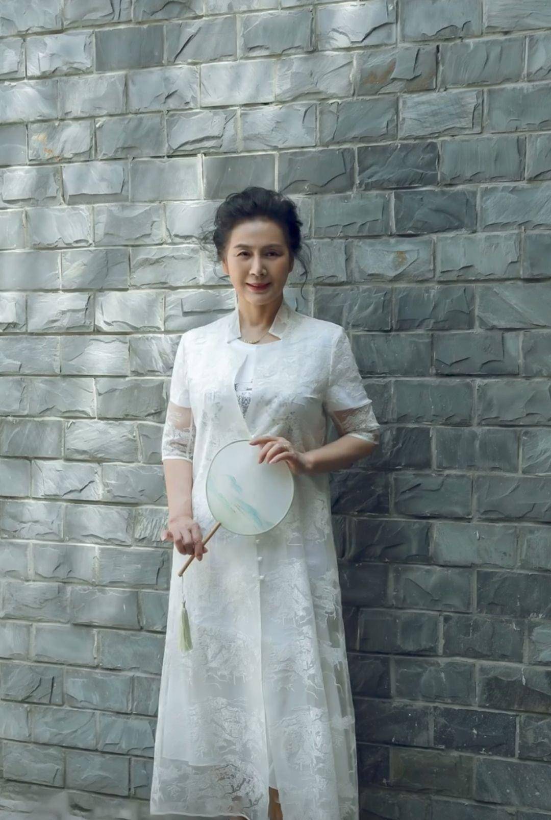 大气|60岁女人更要穿出优雅，这位姐姐的穿搭精致养眼，端庄大气显年轻