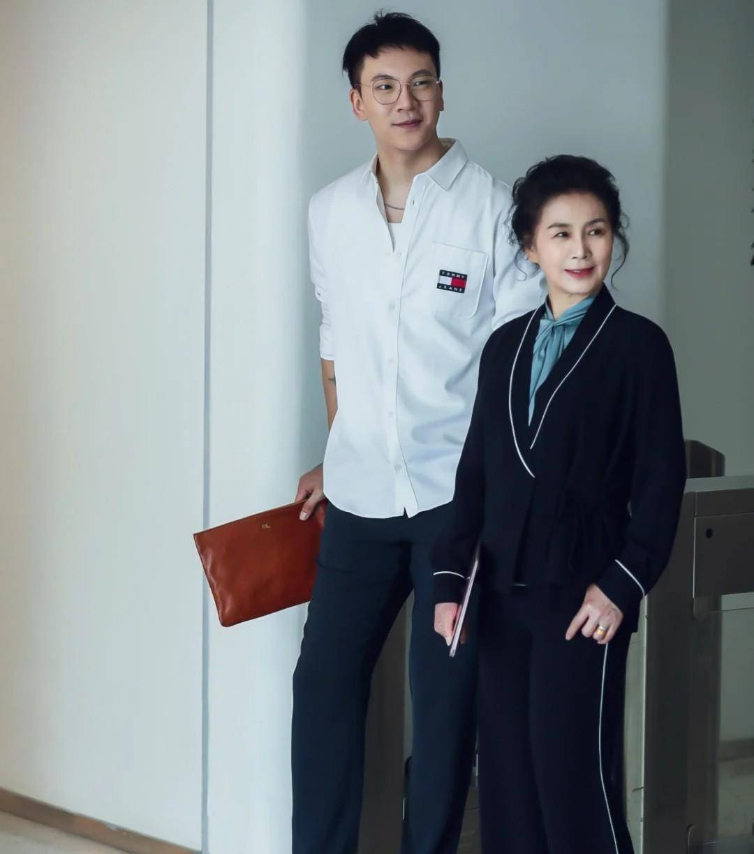 大气|60岁女人更要穿出优雅，这位姐姐的穿搭精致养眼，端庄大气显年轻