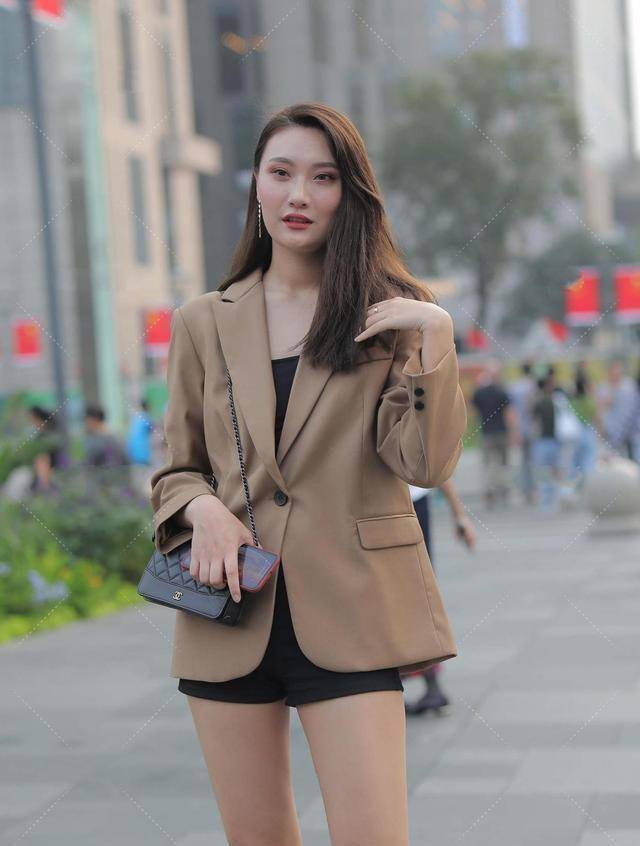 易让人|婀娜多姿的连衣裙美女,跟头发的颜色交相辉映,微笑迷人