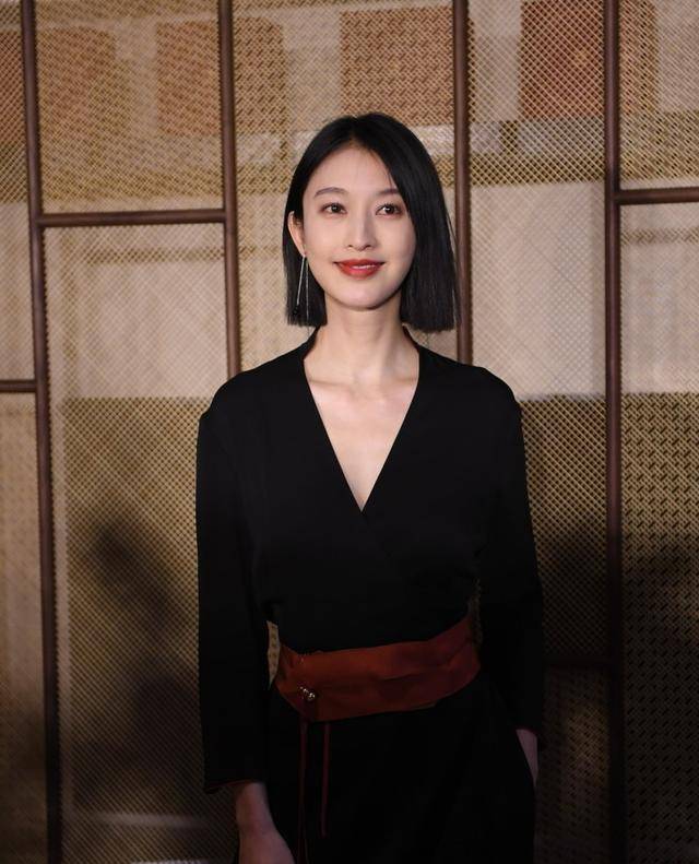 潘迎紫|70岁潘迎紫该服老了，穿V领裙录节目端庄，但满脸褶子显真实年龄