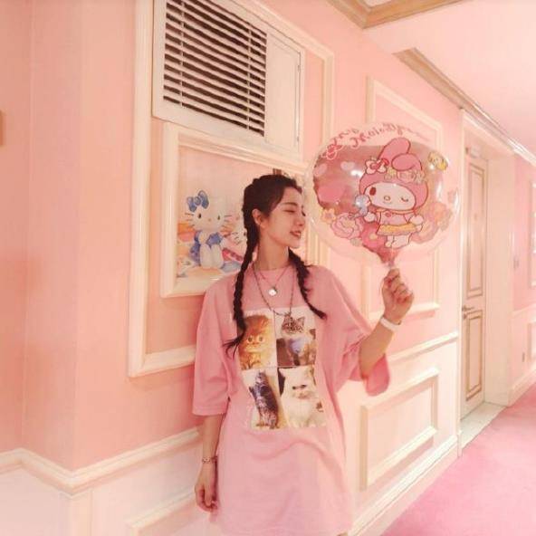 女王|带货女王薇娅现身游乐场，穿粉色T恤宛如少女，和女儿出游像姐妹
