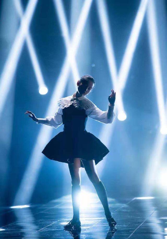 黑色|40岁“浪姐”董洁美翻了，穿短裙曲线迷人，身材似18岁少女