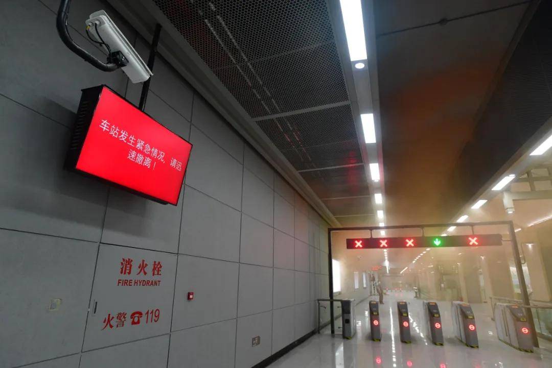 "字样各个显示屏出现闸机纷纷自动打开,电梯停运车站启动了应急排烟