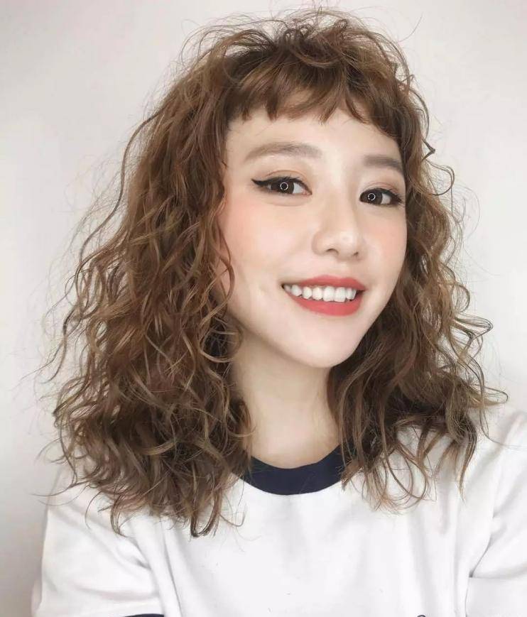 发型|女人40岁后，别乱烫发！今夏流行这3种“短发”，减龄显气质
