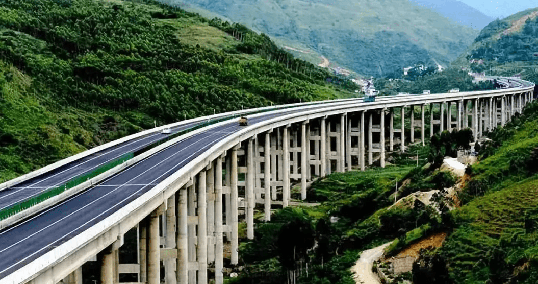 这条高速公路就是位于云南境内的昆磨高速,它之所以被称为"死亡高速"