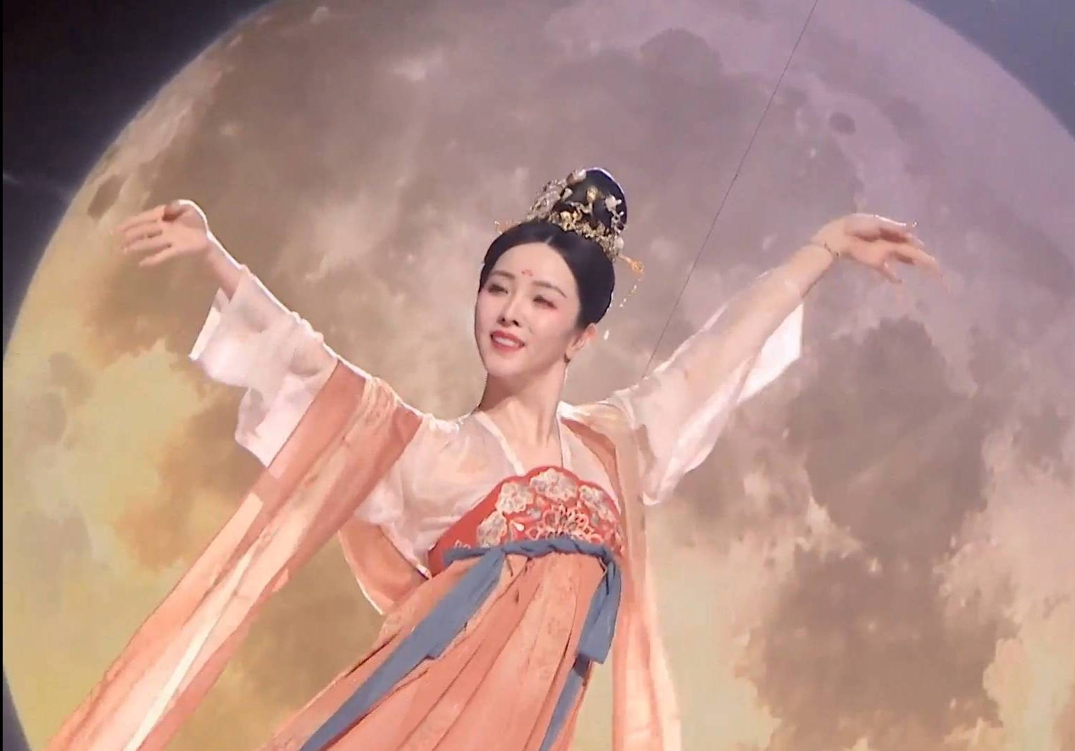 鲨疯了!李思思一袭唐装翩翩起舞 翩若惊鸿矫若游龙