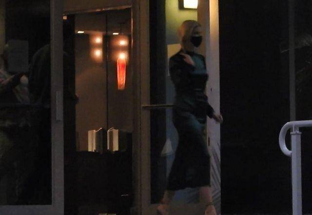 身材|伊万卡穿墨绿色开衩礼裙高贵优雅,展现完美身材,太迷人了