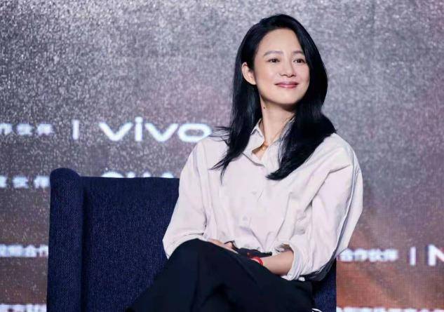 个性|42岁周韵氛围感太绝了,随便穿身白衬衫出镜,都盖不住文艺范儿