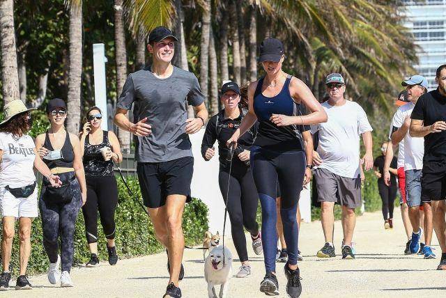 健美|伊万卡穿一身运动装和老公库什纳一起跑步,身形健美,好迷人