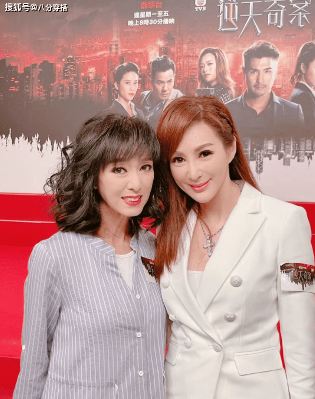 魅力|罗霖一点不服老，身穿白色西服套装知性干练，状态不输00后