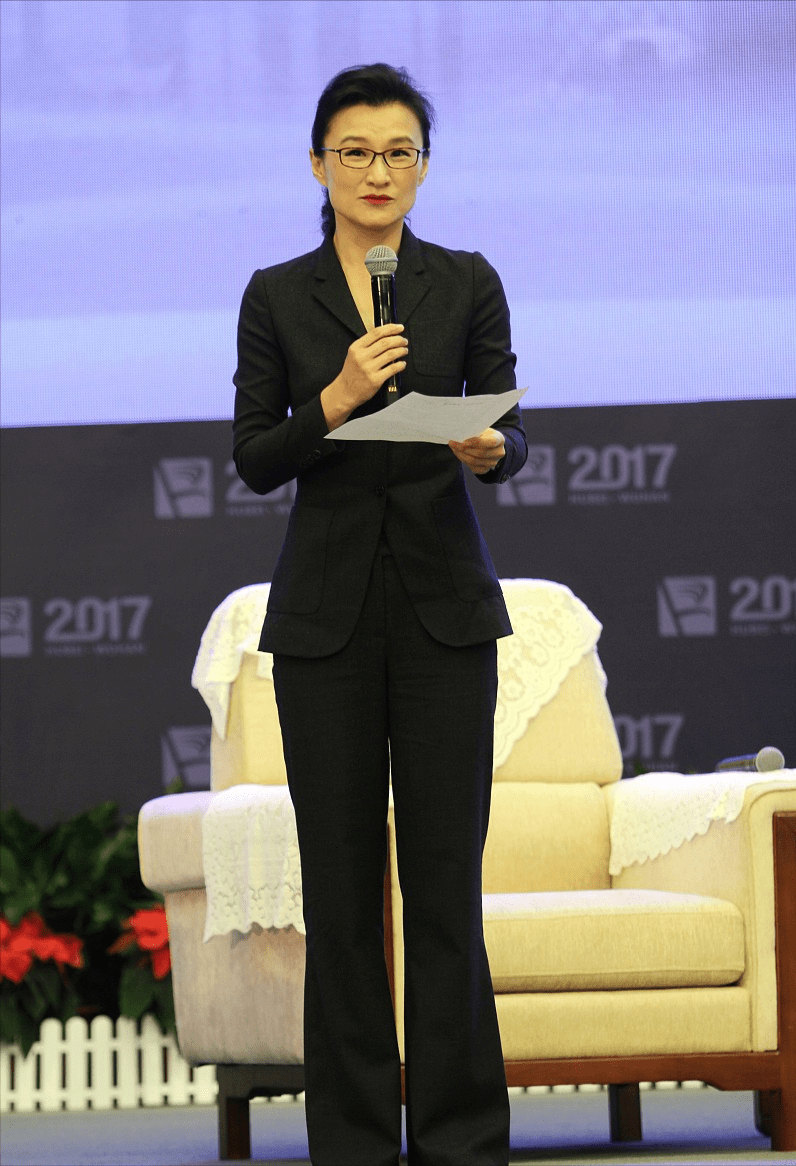 魅力|“央视名嘴”董倩虽然不算惊艳，可是穿搭挺优雅的，不饰浓妆更美