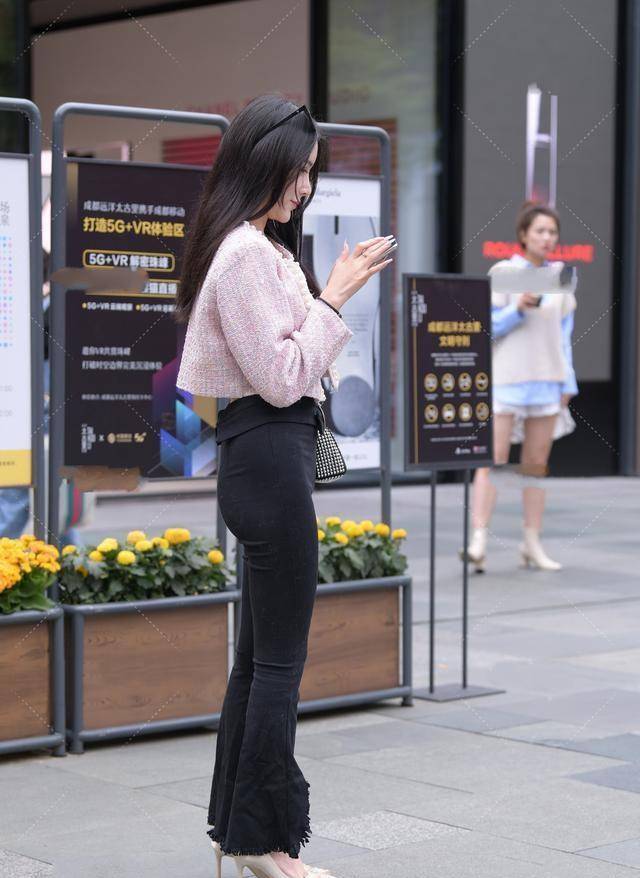 黑色|别致潮流的打底裤穿出韩范的味道，如花美眷神采迷人，安静淡雅