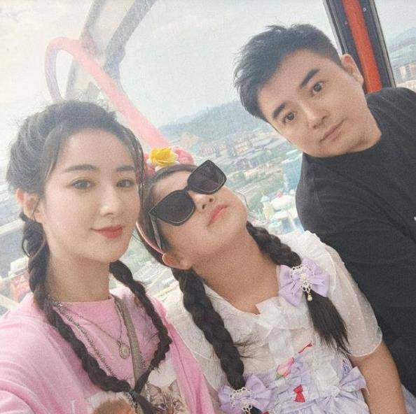 女王|带货女王薇娅现身游乐场，穿粉色T恤宛如少女，和女儿出游像姐妹