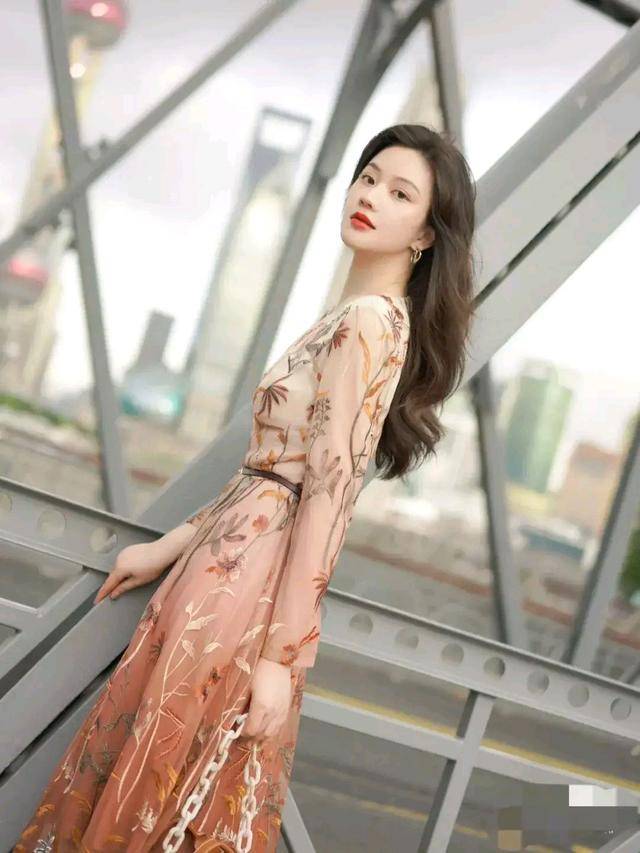 风景|卡其色包身与裙子相呼应，把秋日感拉满，与秋天撞个满怀