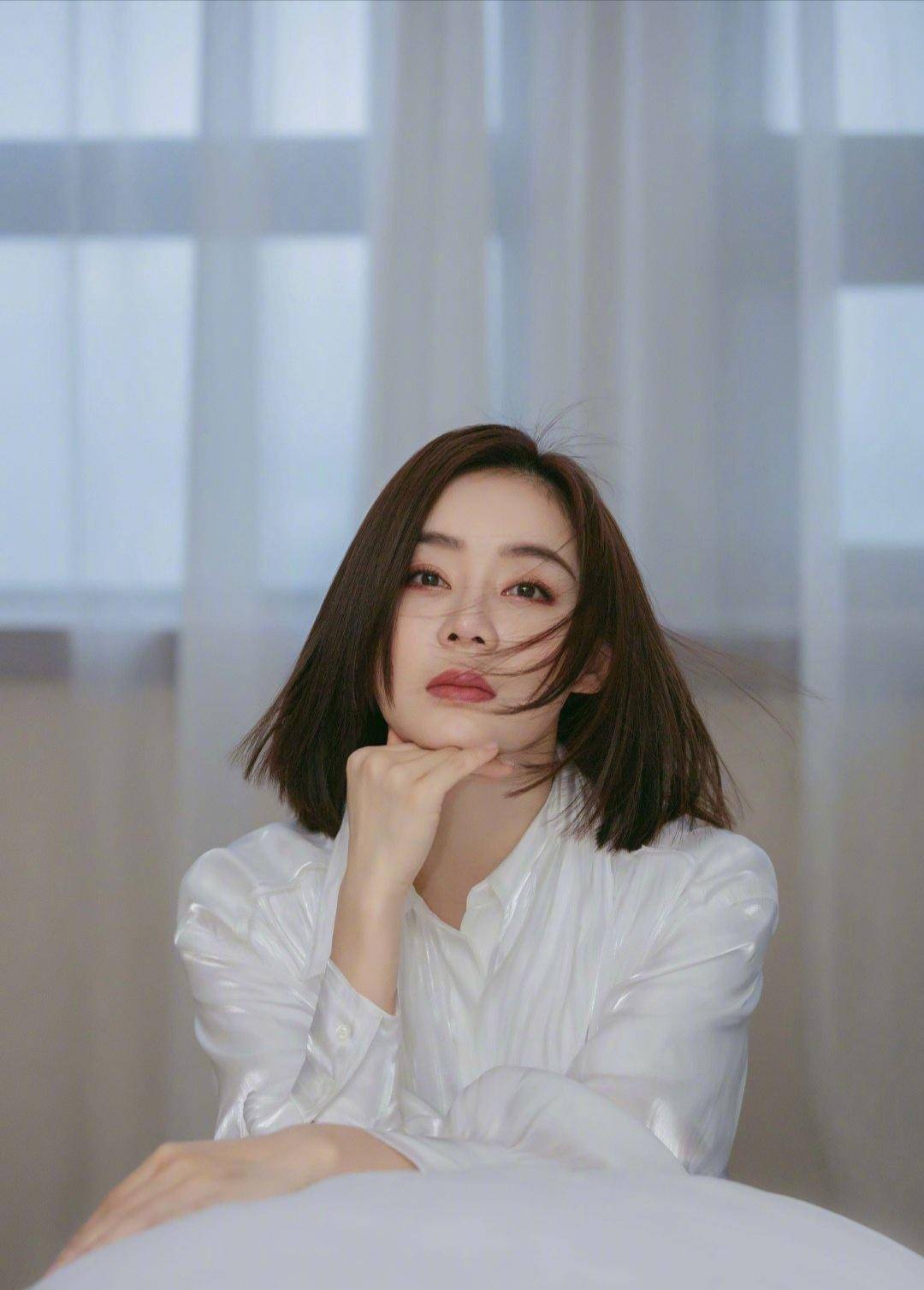 服装|袁姗姗衣品好到爆,穿“塑料”衬衣配黑直锁骨发,清纯又迷人