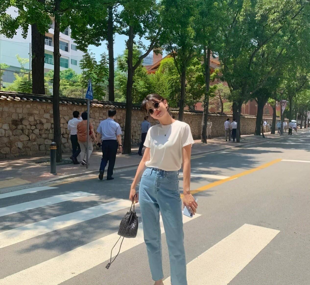 身材|不管什么身材的女人，穿T恤要牢记这“3点”，这样才显瘦又迷人