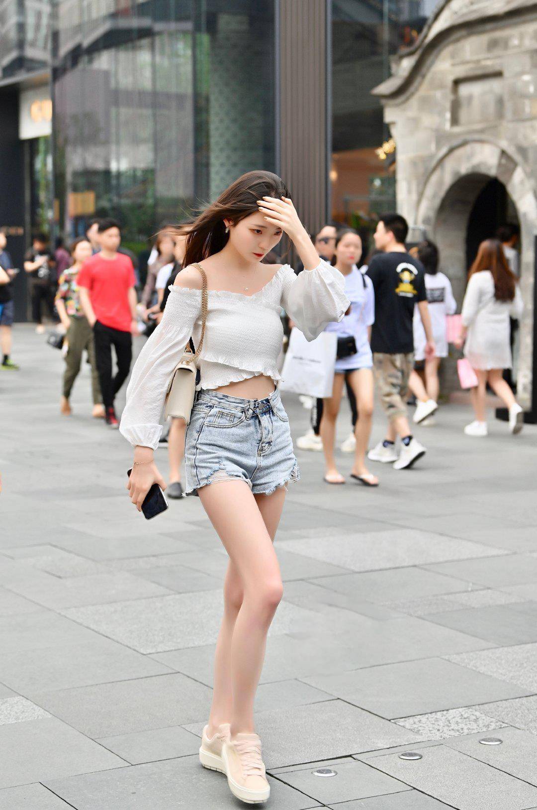 变化|不要纠结小姐姐们穿的是热裤还是短裤，漂亮迷人就行了