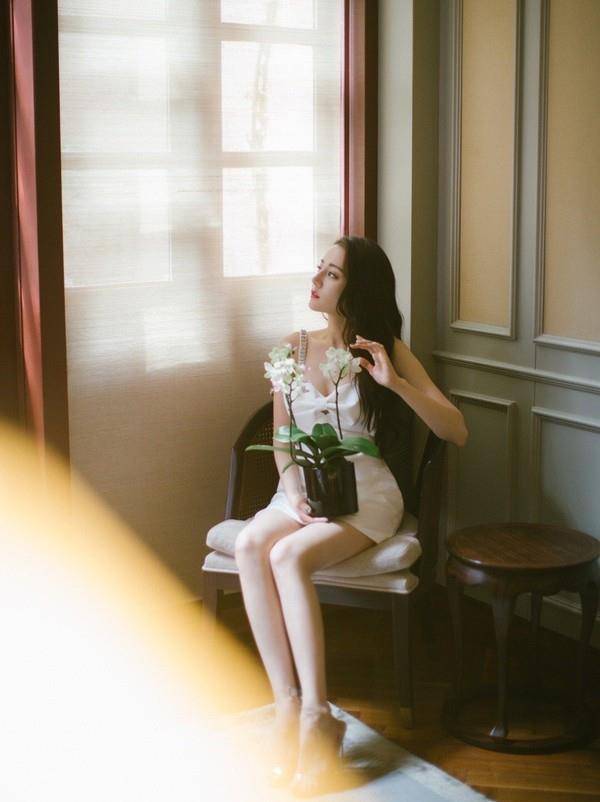 身材|金晨迪丽热巴穿吊带裙“撞衫”，一个秀温柔气质，一个用身材制胜