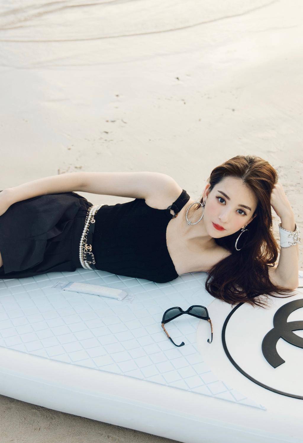 身材|郭富城的老婆身材真好，穿吊带紧身裙好迷人，女生都移不开眼