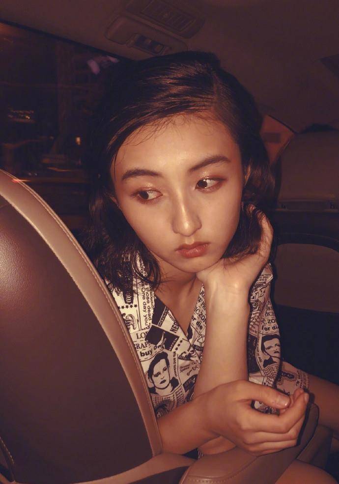 耳环|张子枫衣品真欣赏不来，个性独特的鬼马少女风，比真人秀里还抢镜