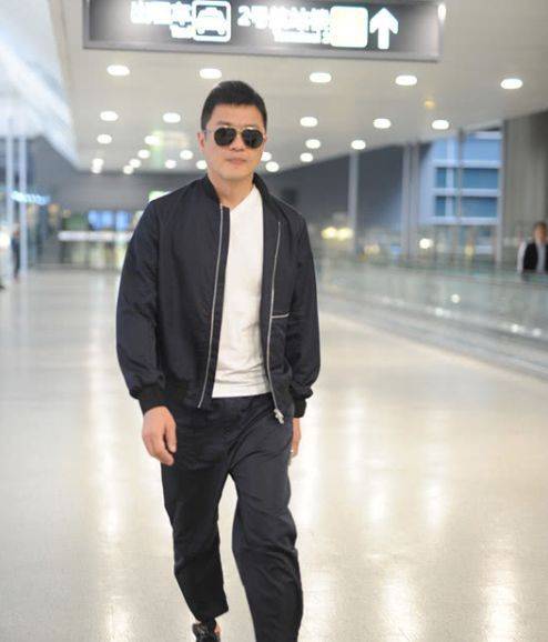 黑色|李亚鹏独自现身机场，对记者说一句话，现场所有人都笑了