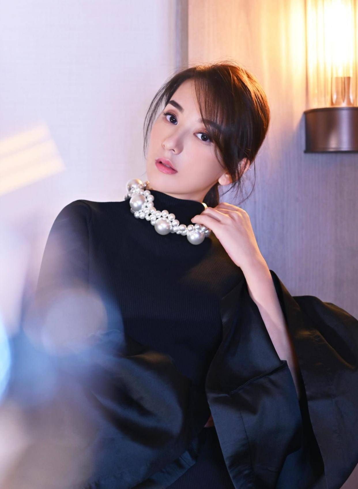 身材|郭富城的老婆身材真好，穿吊带紧身裙好迷人，女生都移不开眼