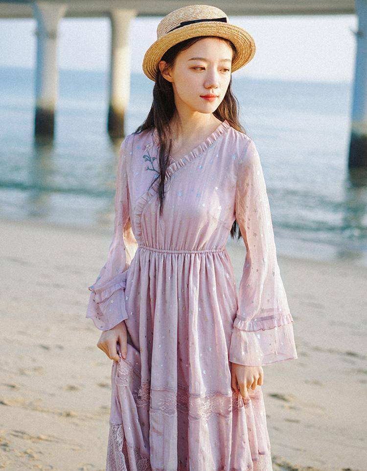 样式|走优雅风的徐璐更迷人，一袭白色镂空裙浪漫梦幻，美得让人认不出