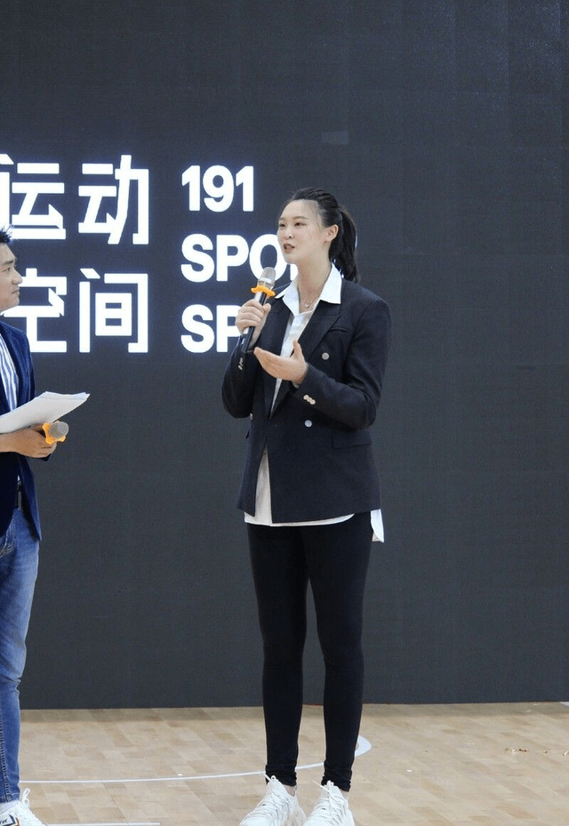 廓形|惠若琪夫妇出游，产后2月首晒全身照变性感，矮她半头的老公好累