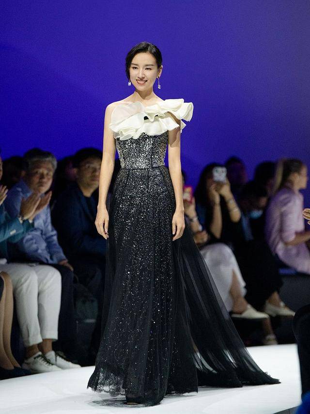 黑色|40岁“浪姐”董洁美翻了，穿短裙曲线迷人，身材似18岁少女