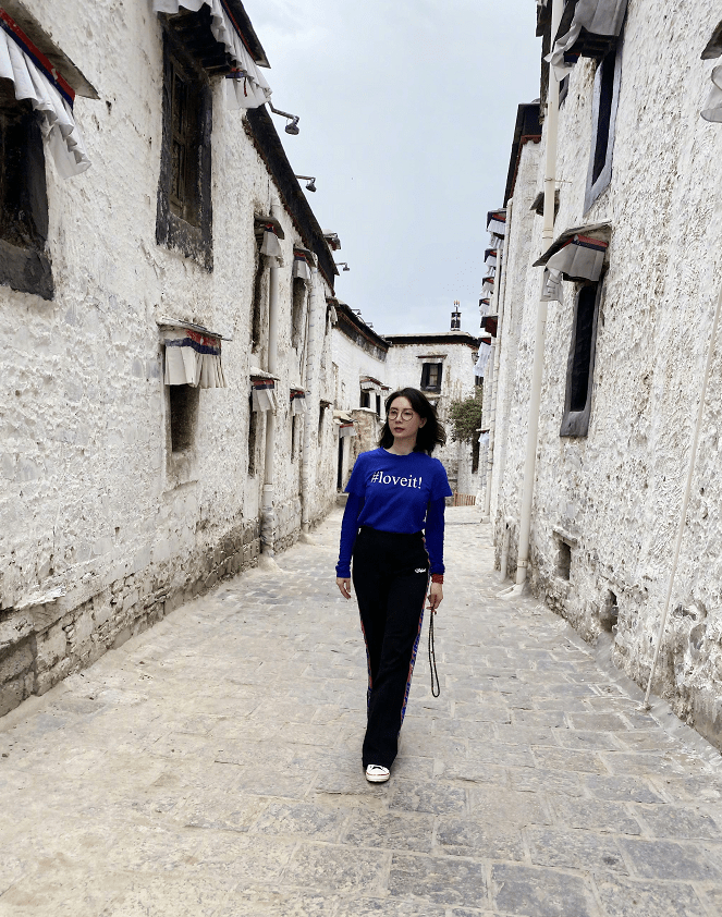 颜色|论色彩驾驭力我只服陈数，克莱因蓝配黑色穿得优雅，私服不输气质